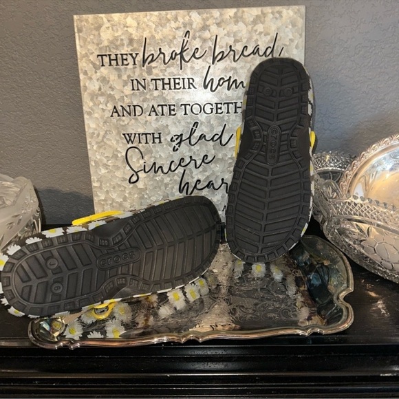 2 Pairs of crocs - Crocs Classic Tie Dye Lined and Yellow Daisy Croc Lined - Picture 14 of 14